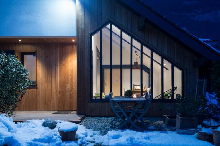 L’intérieur se révèle la nuit, rythmé par la verrière.